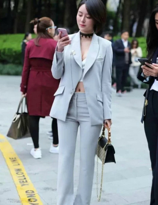 街拍,美女穿职业装a美女又美女,内搭的露脐装暴时尚咖啡做图片