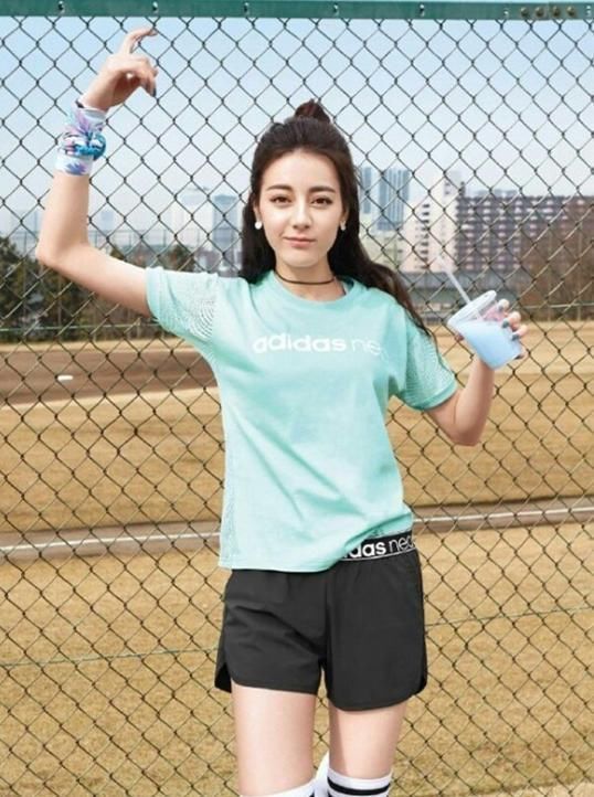 看完baby杨颖阿迪达斯代言照,再看迪丽热巴,网友:档次差别太大