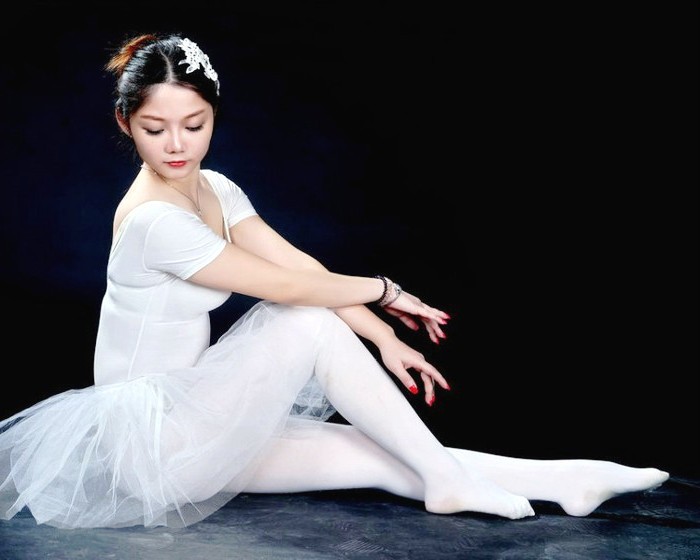 一个翩翩起舞的芭蕾舞女孩!