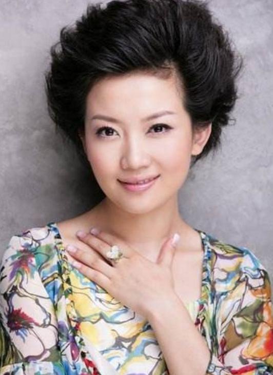 央视第一美女主持人，代表了中国女人的形象，40岁至今未嫁！