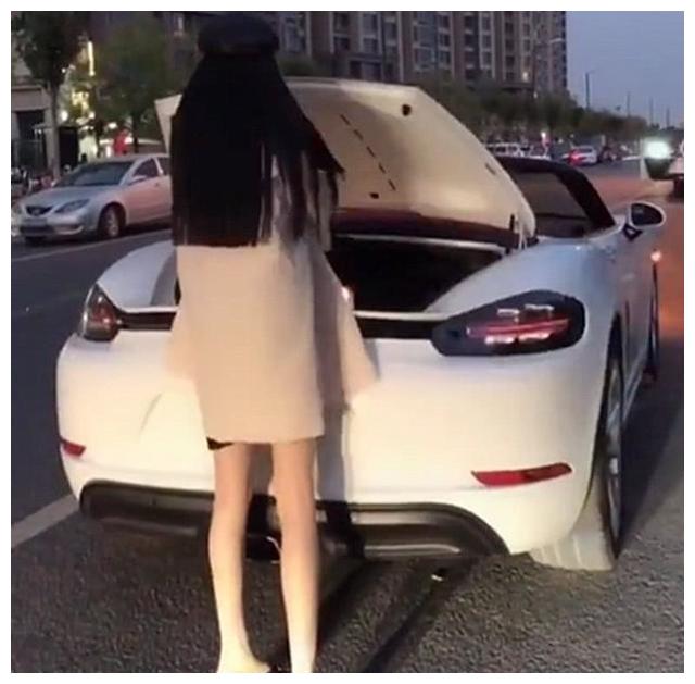 美女开保时捷模仿"网红炫富"火了,不仅没被骂,反而成了焦点!