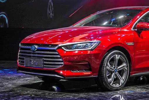 实拍比亚迪秦Pro，超大中控屏配鼠标式档把，动感设计不输奥迪A7