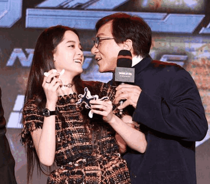 新晋"龙女郎"欧阳娜娜和成龙亲密互动 网友 比陈冠希牛!