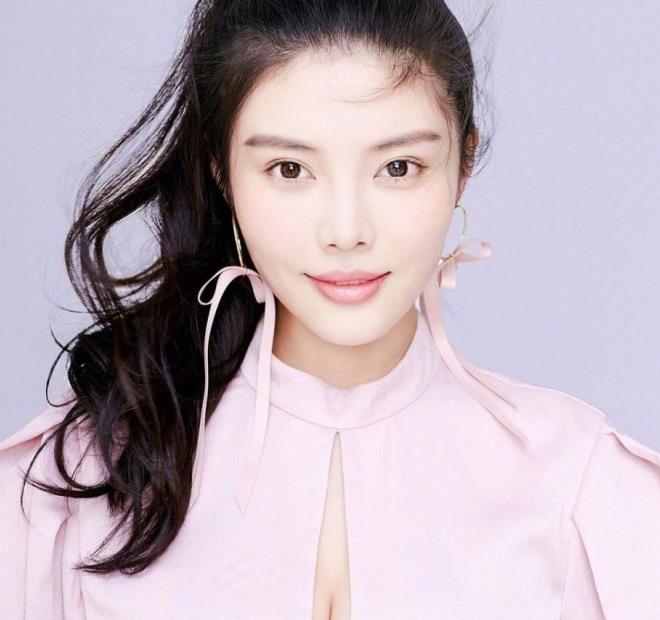 徐冬冬真敢穿,白色短裤配粉色衬衫 ,网友:有点甜