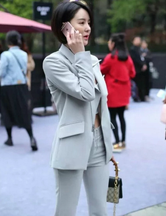 街拍,美女穿职业装a美女又时尚,内搭的露脐装暴阴部图片自美女摸图片