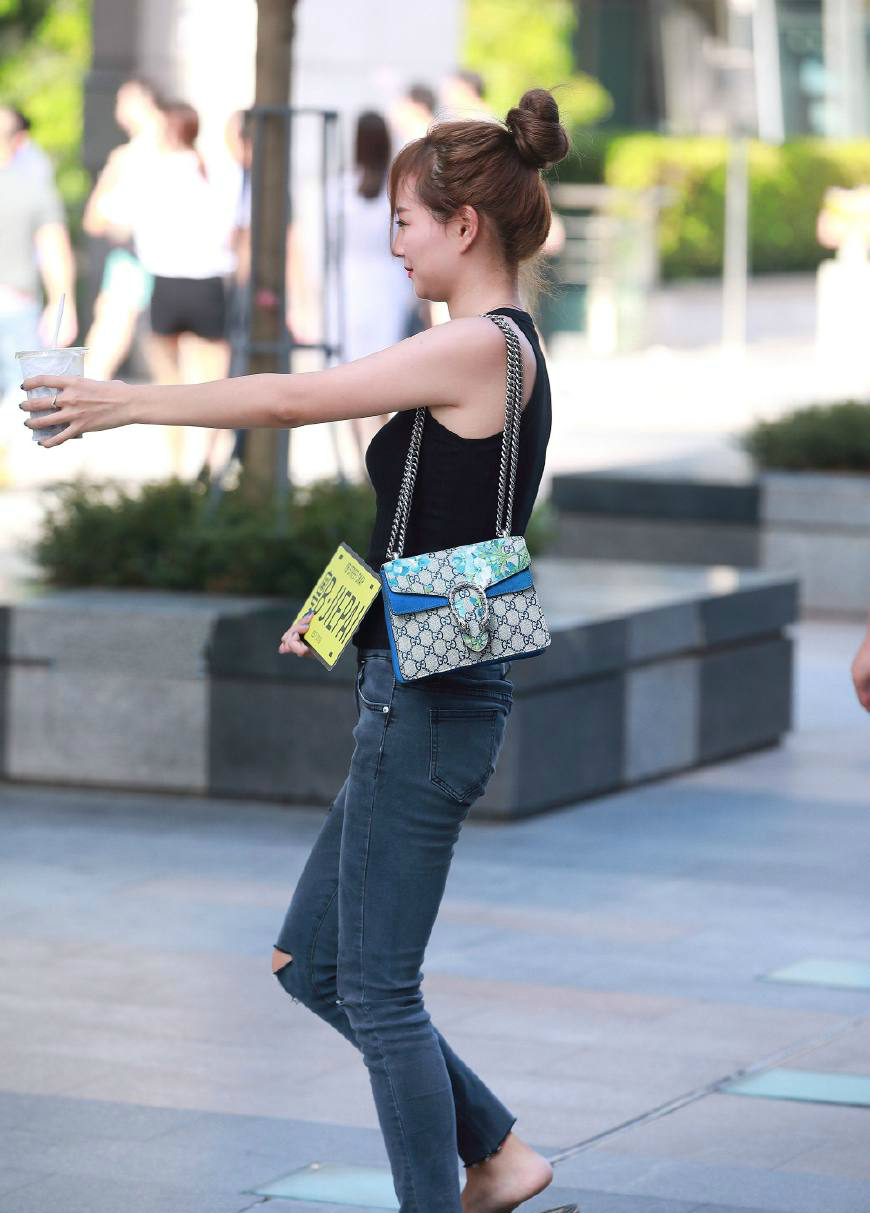 街拍美女,图1思域就能上车,图7你得开个奥迪才