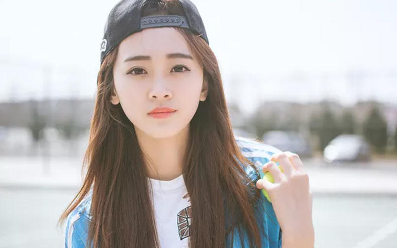 本人女,未成年,要一个成年的女生的身份证号码(加名字