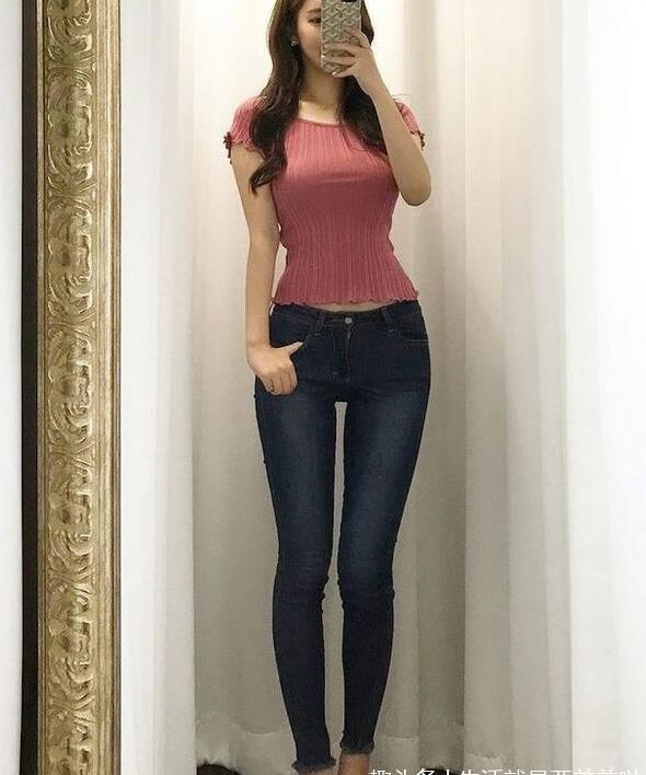 穿牛仔裤的美女,小姐姐尽情展现女人味,吸引了无数