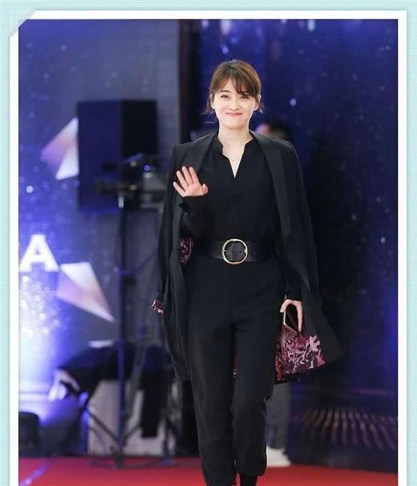 梅婷终于不再低调!一件深v西装性感炸天,就不信鄢颇不后悔