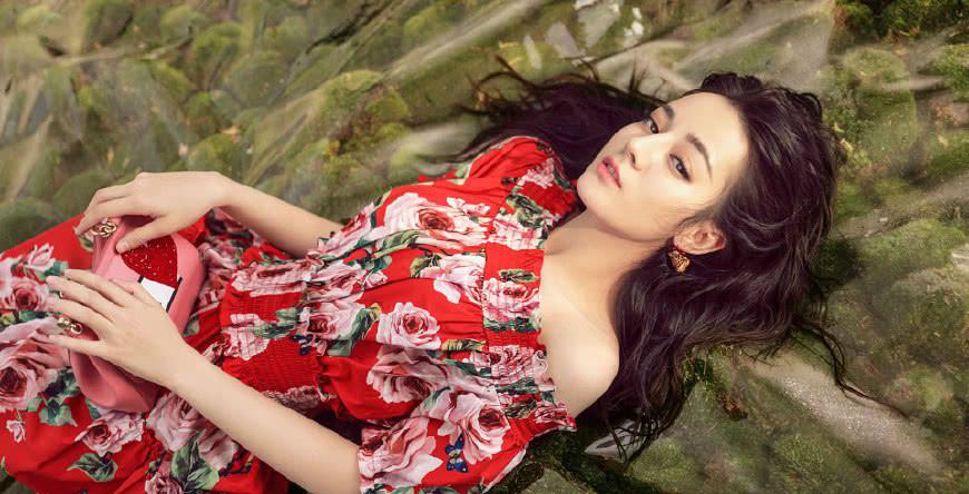 迪丽热巴的拍照姿势,图二少女感十足,最后一张的姿势太霸气