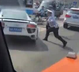 北京交警依法查车,奥迪跑车有钱任性调头撞飞