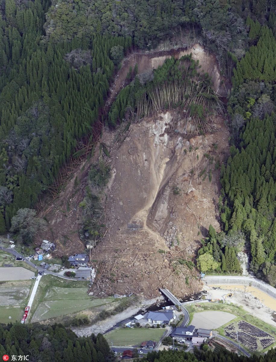 日本大分县发生山体滑坡 房屋被埋6人下落不明