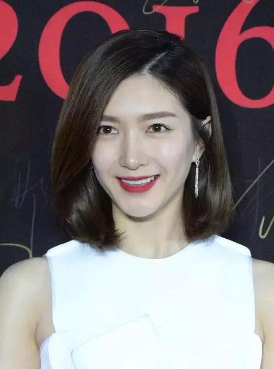 △lob头很适合露出一只耳朵,搭配精致耳饰做装饰