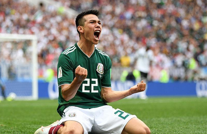 足球运动员进球后,会跪在地上滑行庆祝,不怕膝