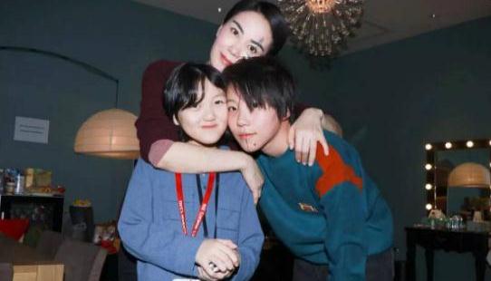 李嫣前往新疆为父庆生,奶奶的表情耐