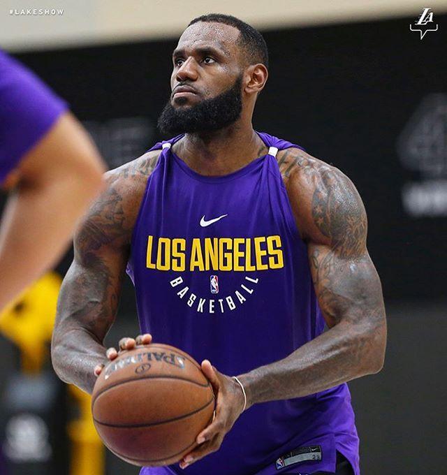 无法直视! 莺哥身材被詹姆斯完爆, 这差距太明