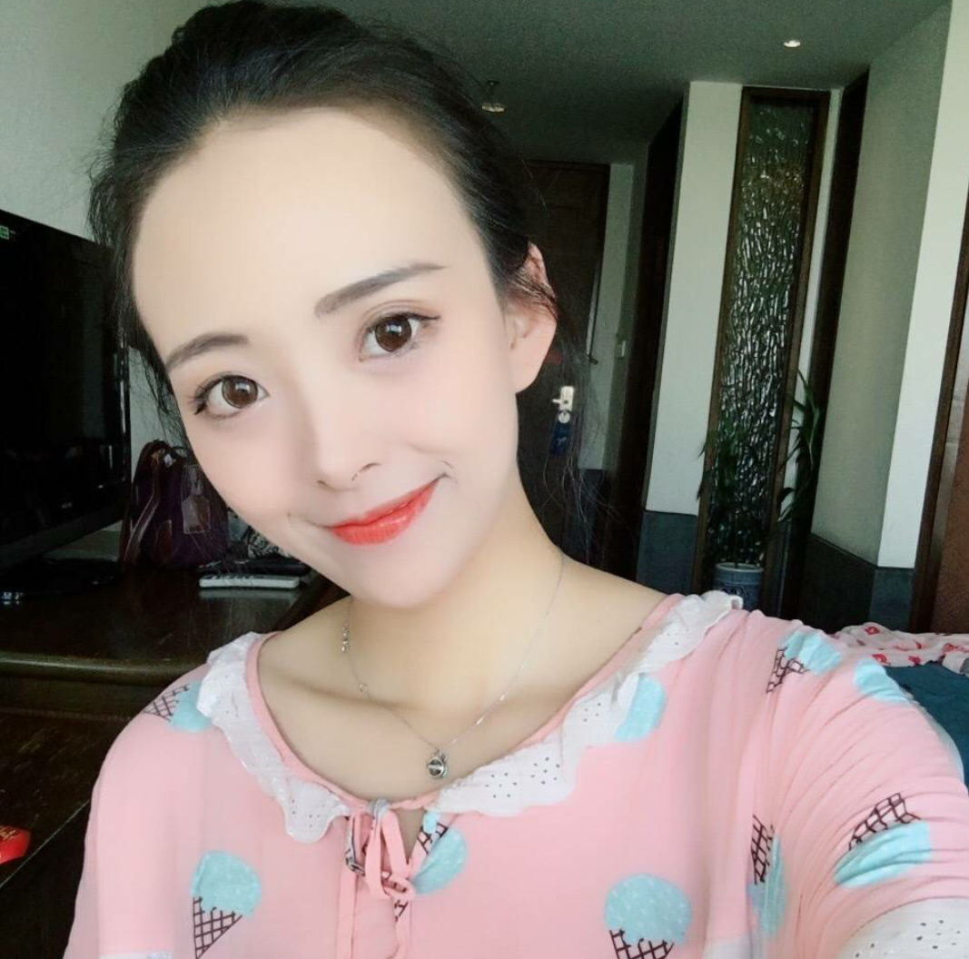 长春亚泰球员何超,近日晒出自己的女友,球迷:真