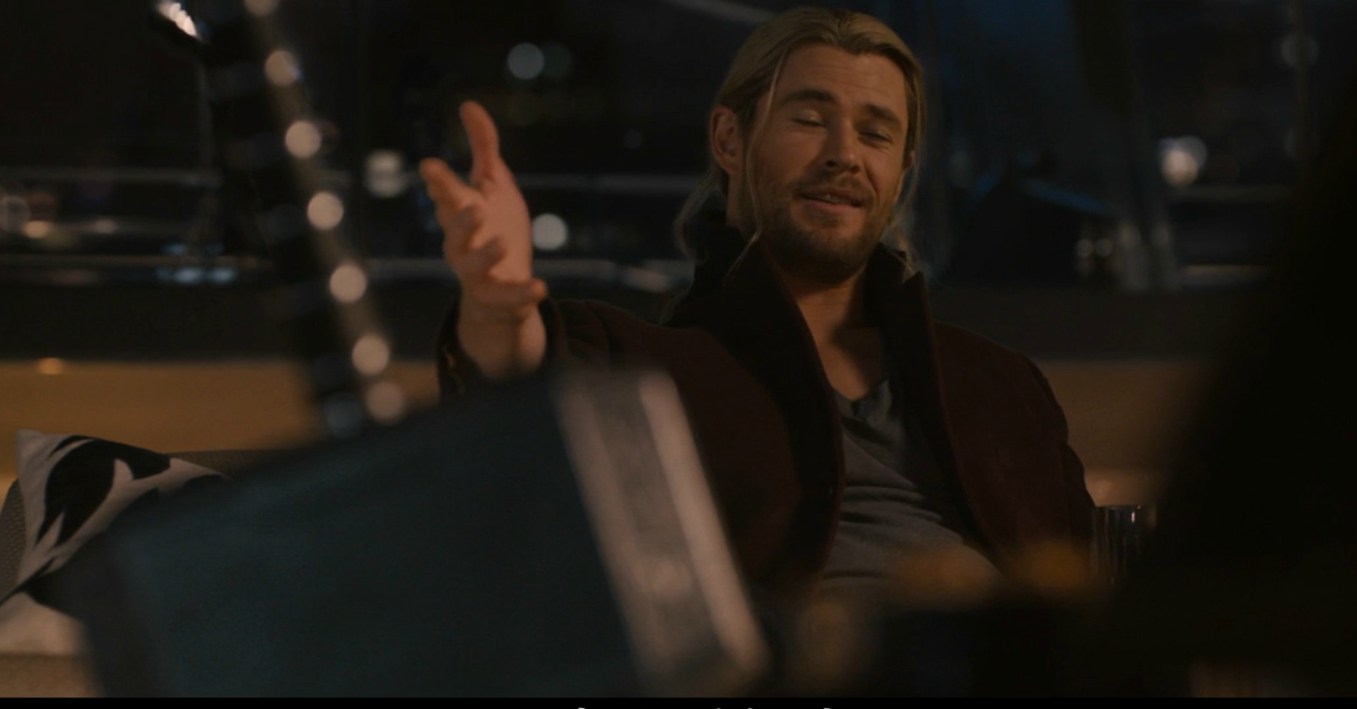 漫威雷神的搞笑打脸时刻,幻视举起锤子,尬笑的