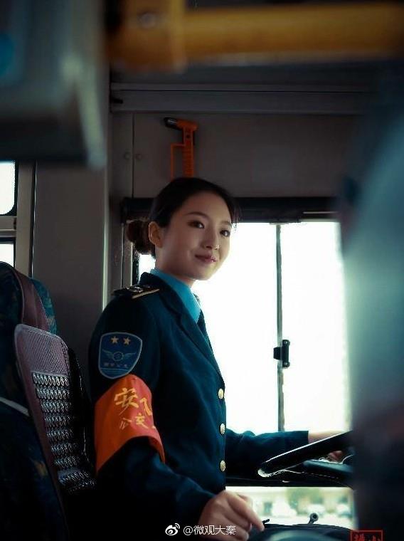 实拍:西安最美公交女司机,网友围观求车牌号