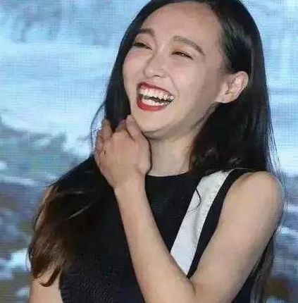 众人心目中的女神唐嫣,在一次活动中开心大笑的表情被摄影师捕捉到了.