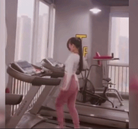 而这位小姐姐就更夸张了