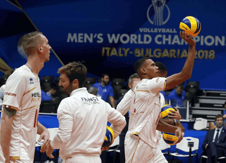 真心打不过,中国男排惨遭法国横扫,第三局被打