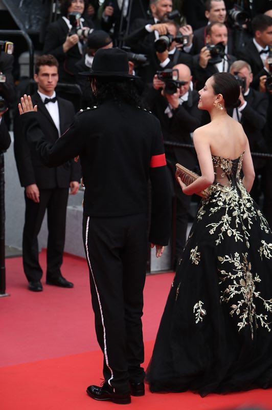 中国迈克尔杰克逊王杰与美国好莱坞明星一起登上戛纳红毯