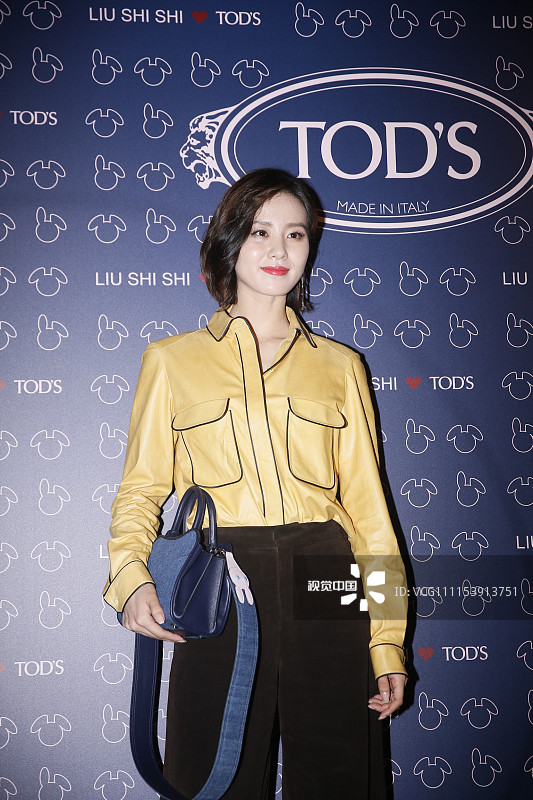 刘诗诗出席TODS活动,身穿姜黄色衬衫,红唇甜