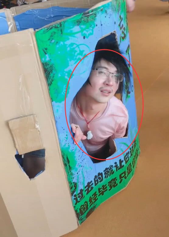 小伙玩COS“非主流”，看的网友直呼：过去的就让它过去