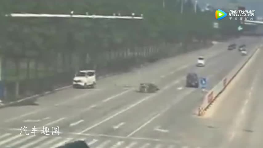 面包车撞上电动车后不去救人，接下来没想到监控下他会这样做！