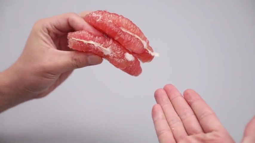 剥柚子我只服这个方法,又快又干净,轻松去除白瓤