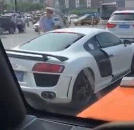 北京交警依法查车,奥迪跑车有钱任性调头撞飞