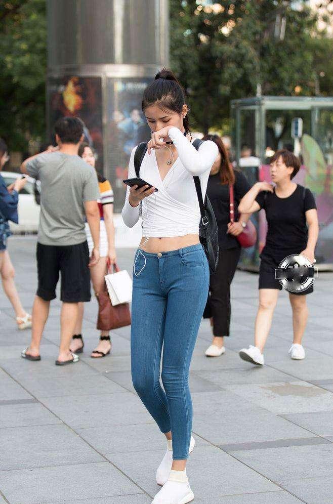 女人穿搭紧身裤不尴尬, 展现最迷人的身姿