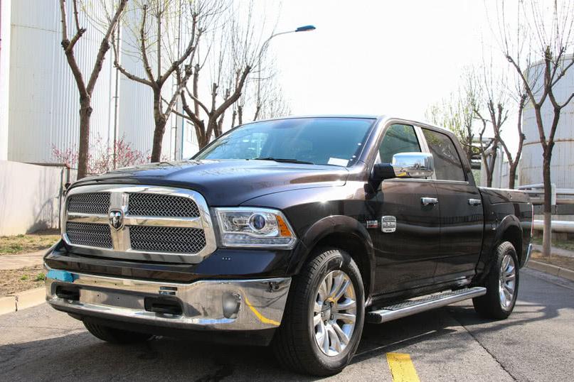 这才是美式豪华皮卡的代表 霸气不输坦途 豪华内饰猛禽完全没得比