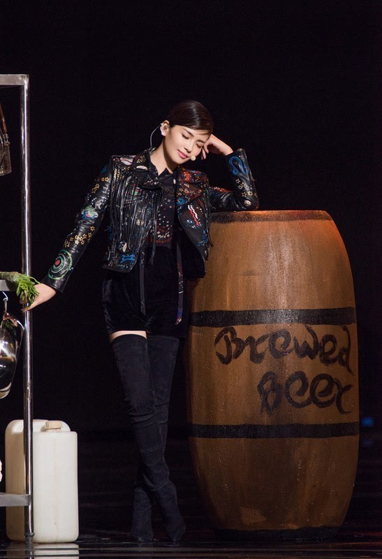 刘涛的另一面,过膝长靴,能唱能跳,一首《姐姐》