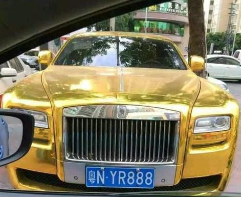 陆丰惊现土豪金劳斯莱斯, 车载雨伞比五菱贵, 这