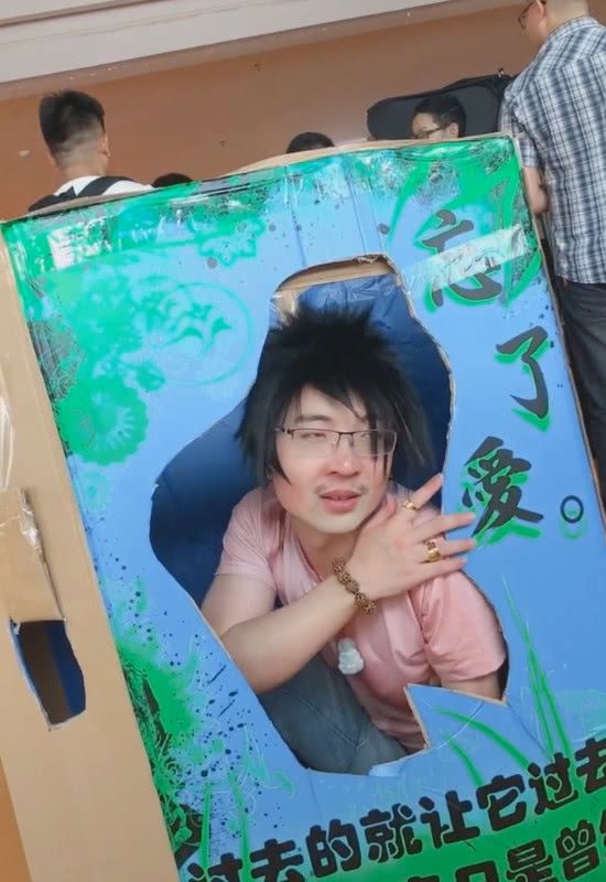小伙玩COS“非主流”，看的网友直呼：过去的就让它过去