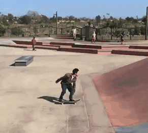 搞笑gif图片笑话段子:教练说了,开车的时候要眼观六路