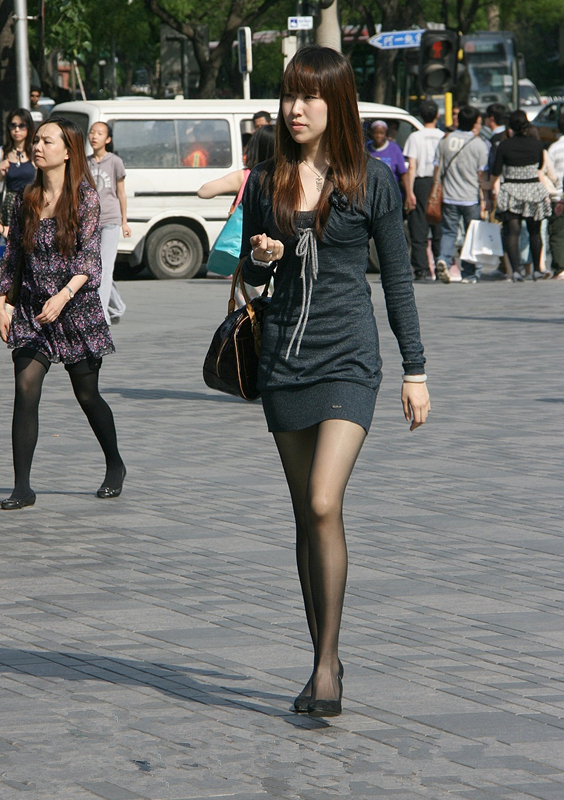 图2包臀裙美女,穿灰色丝袜!