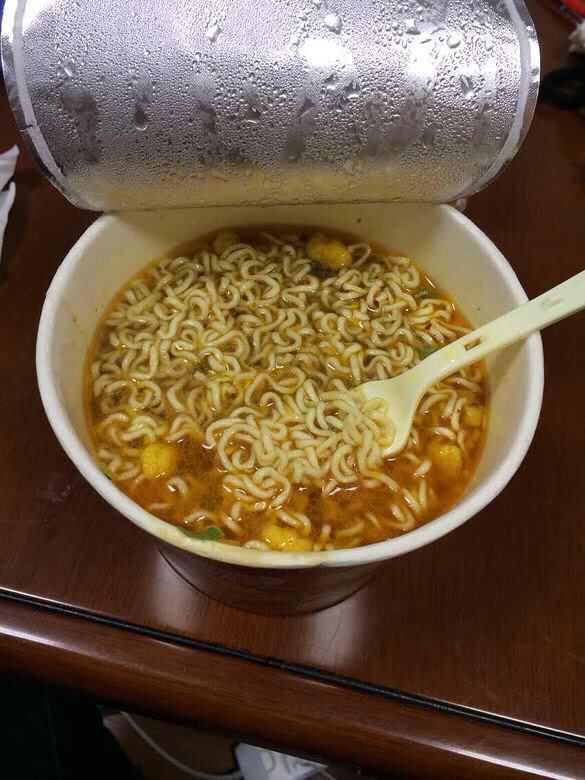 中国小伙去日本吃方便面,揭开盖一看惊了,网友