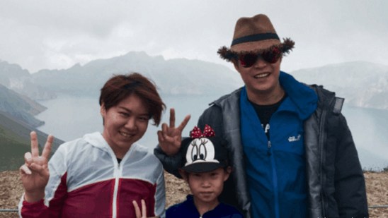 小沈阳全家福近照: 糟糠妻贤惠旺夫, 女儿长发美得认不出