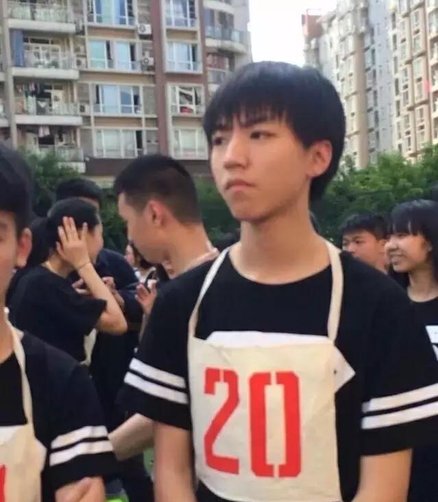 说到王俊凯的高中生活,我来分享几张没见过的照片