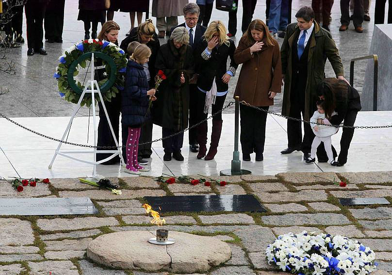 实拍美国前总统肯尼迪墓地朴素简单但墓地燃烧的火焰至今未灭
