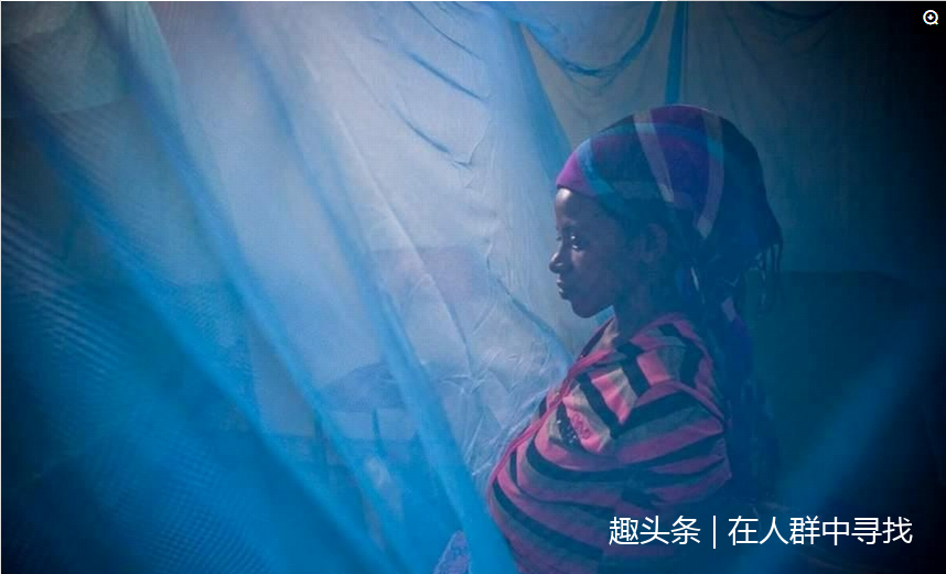 实拍:非洲女人生孩子,设备简陋,听天由命!