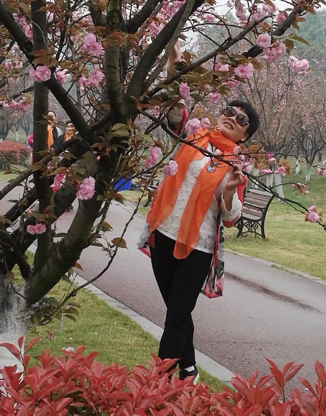 清明赏花的宜宾嬢嬢些，你们妖娆的纱巾美到我了！
