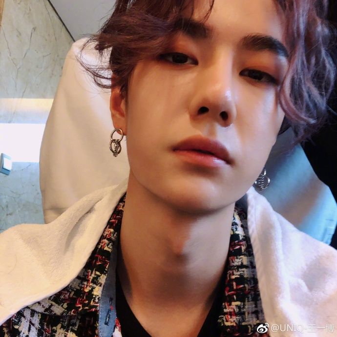 王一博微博晒新造型引热议,卷发加双耳环有点