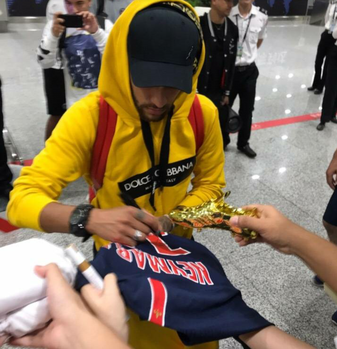 足球巨星内马尔抵达中国,许多球迷前来迎接,内