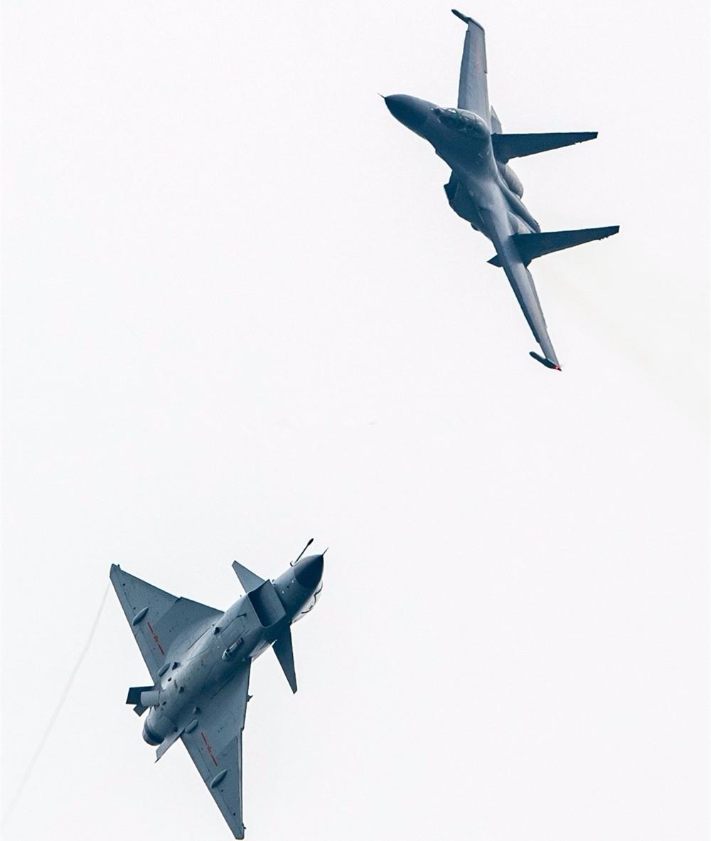 国产战机逆袭!歼10大战歼11不落下风,飞行体验