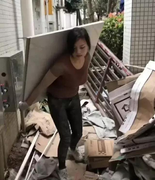 90后美女姑娘可惜被称“工地西施”,工地称:美女干活了!玩丝袜网友图片