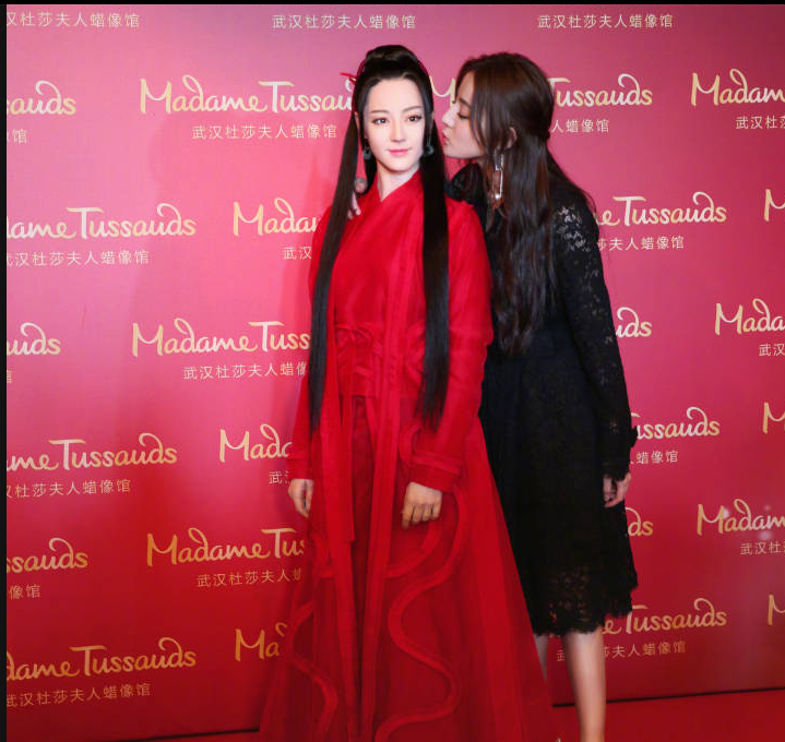 迪丽热巴蜡像馆遇小李子蜡像秒变迷妹冲上前去